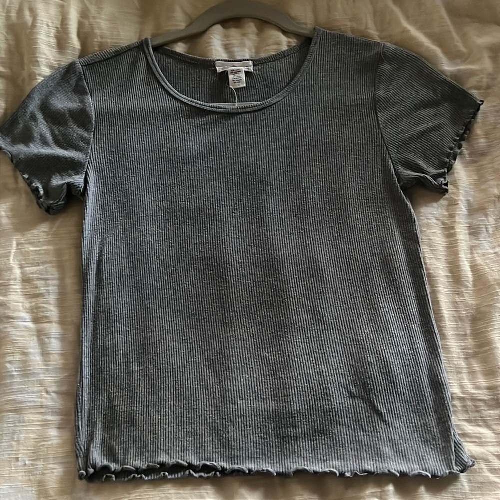 grey soft t-shirt fits like a size xs/small